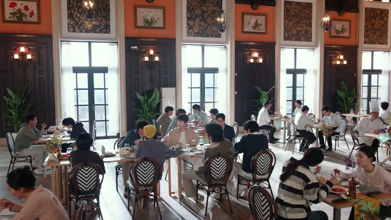 林晚去哪儿了 她怎么没来吃饭啊
