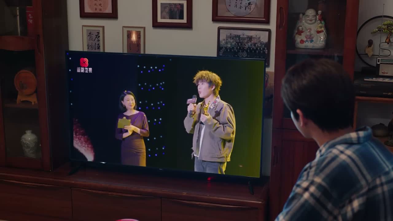 他就是摸鱼网咖的老板
