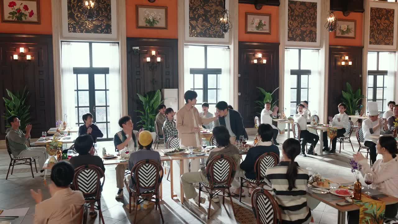 谢谢裴总 好 谢谢大家 谢谢大家 第二件