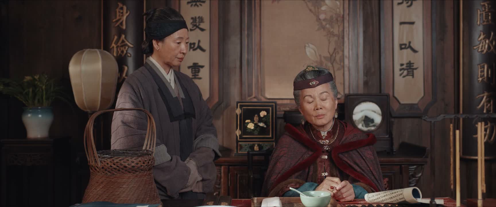 表面上 她不动声色