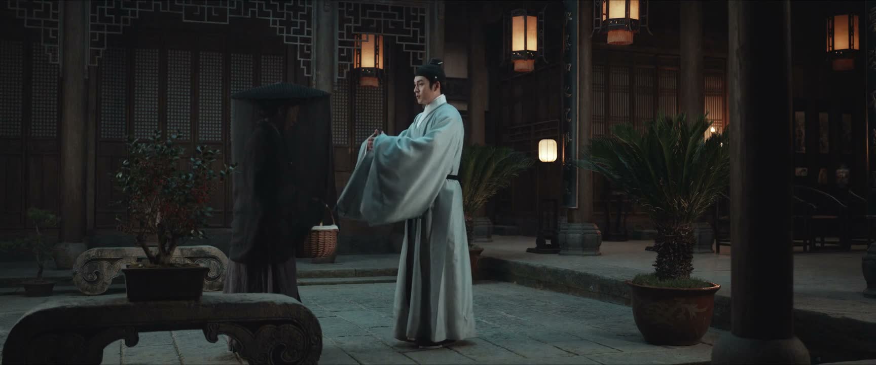 戚九就先告退了