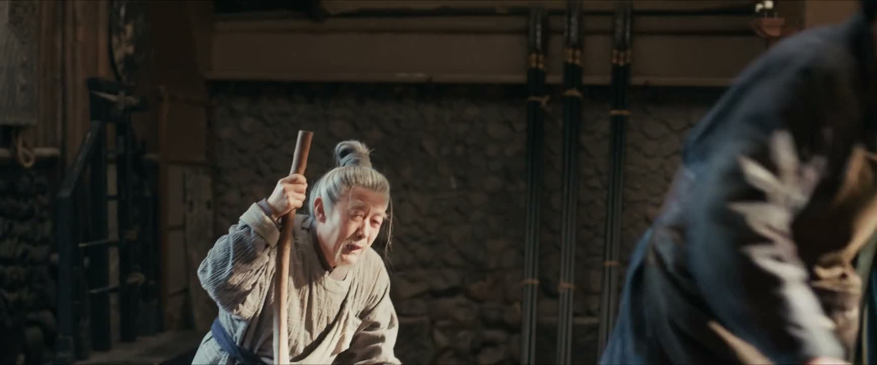 他砸着脚了呗