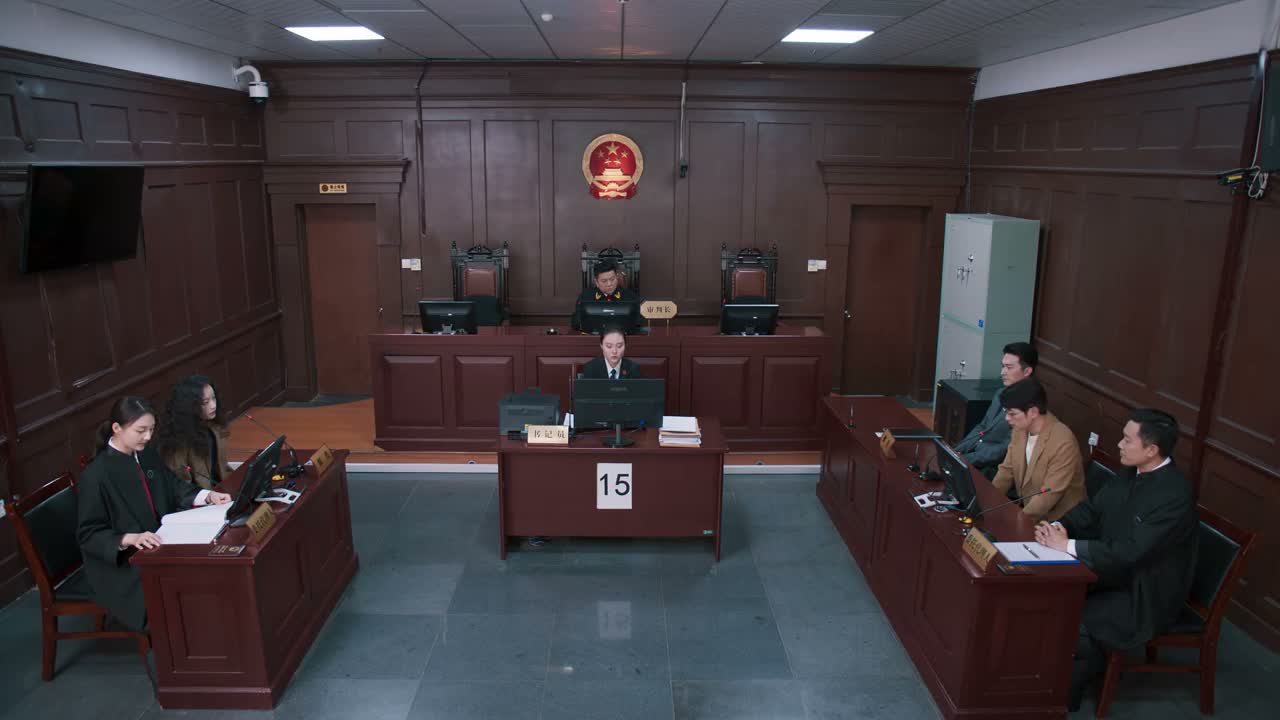 对其母亲撒谎