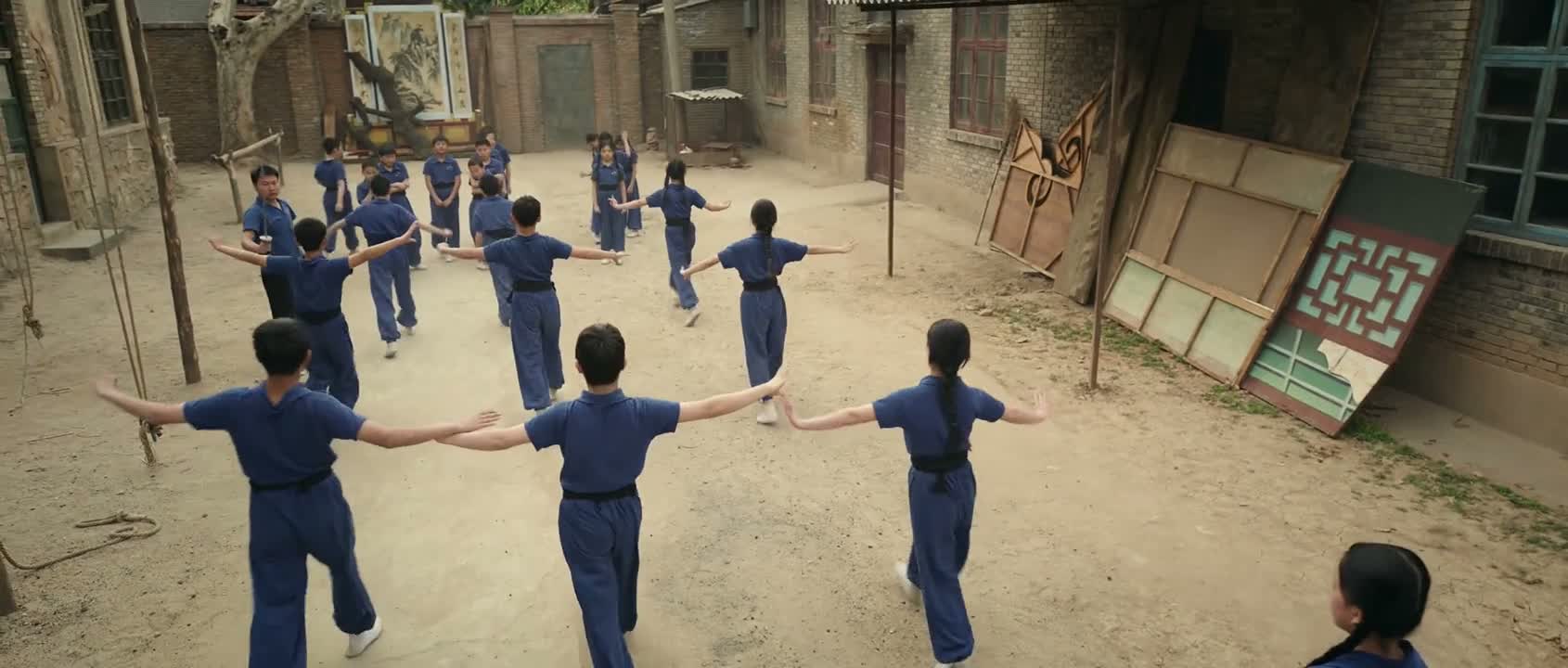 她从小就能忍