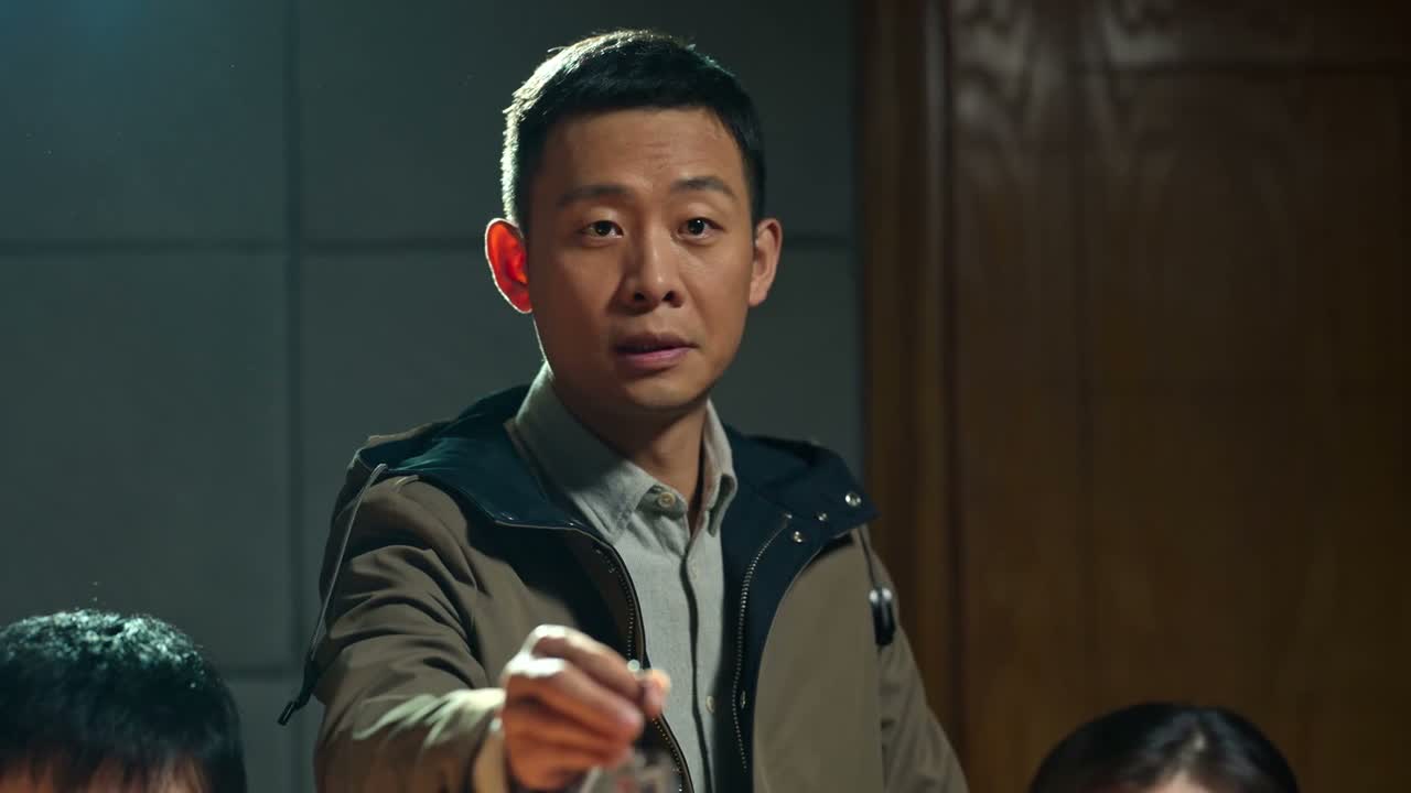 就在隔壁 你们想干什么呀