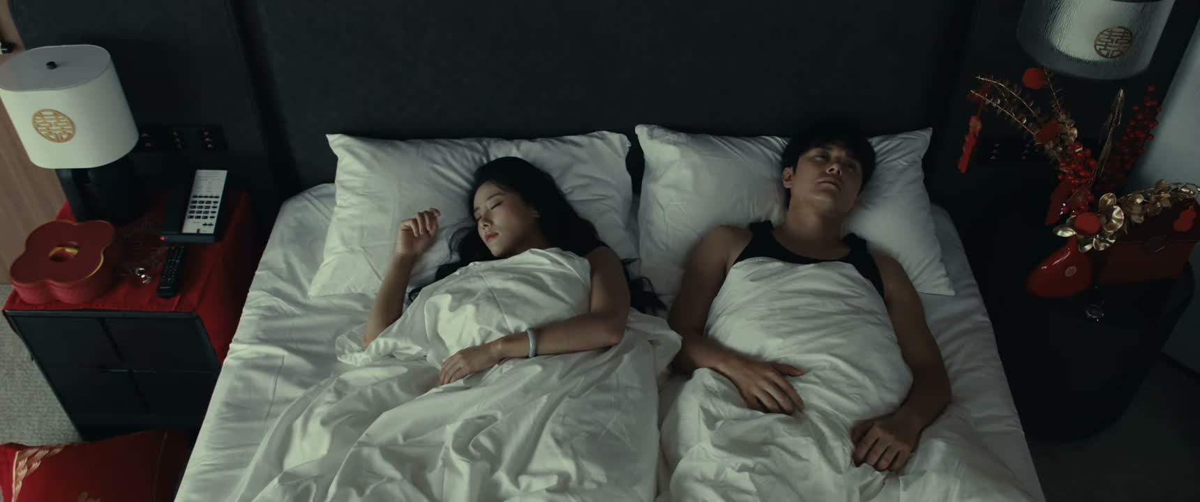 好的好的 你们下去吃 我先回婚房