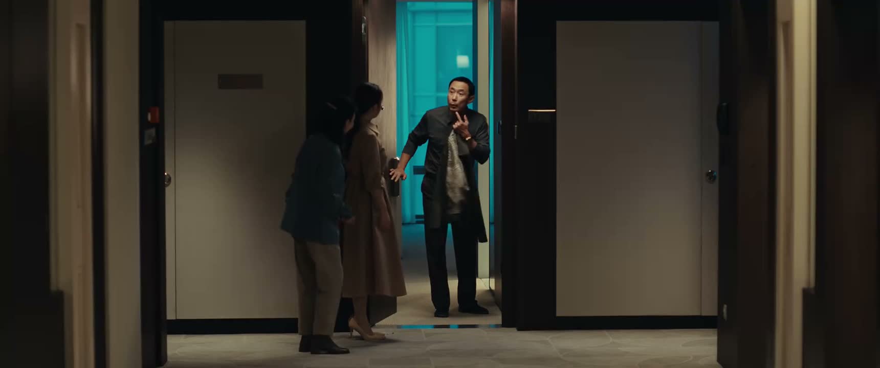 我胡子没刮呢 没事 上来再弄 上来再弄