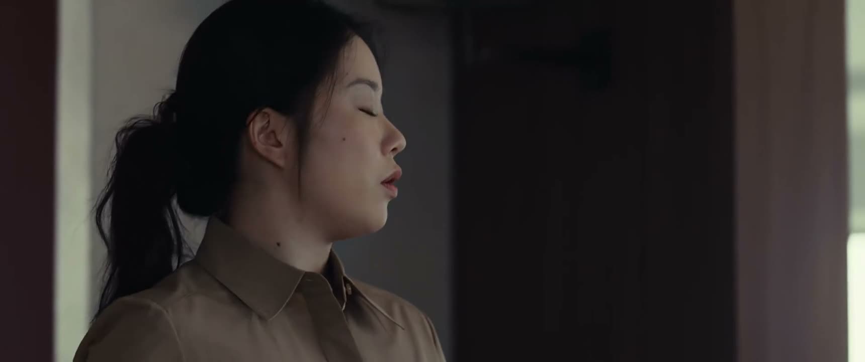 我现在给你两个选择 你要么现在走