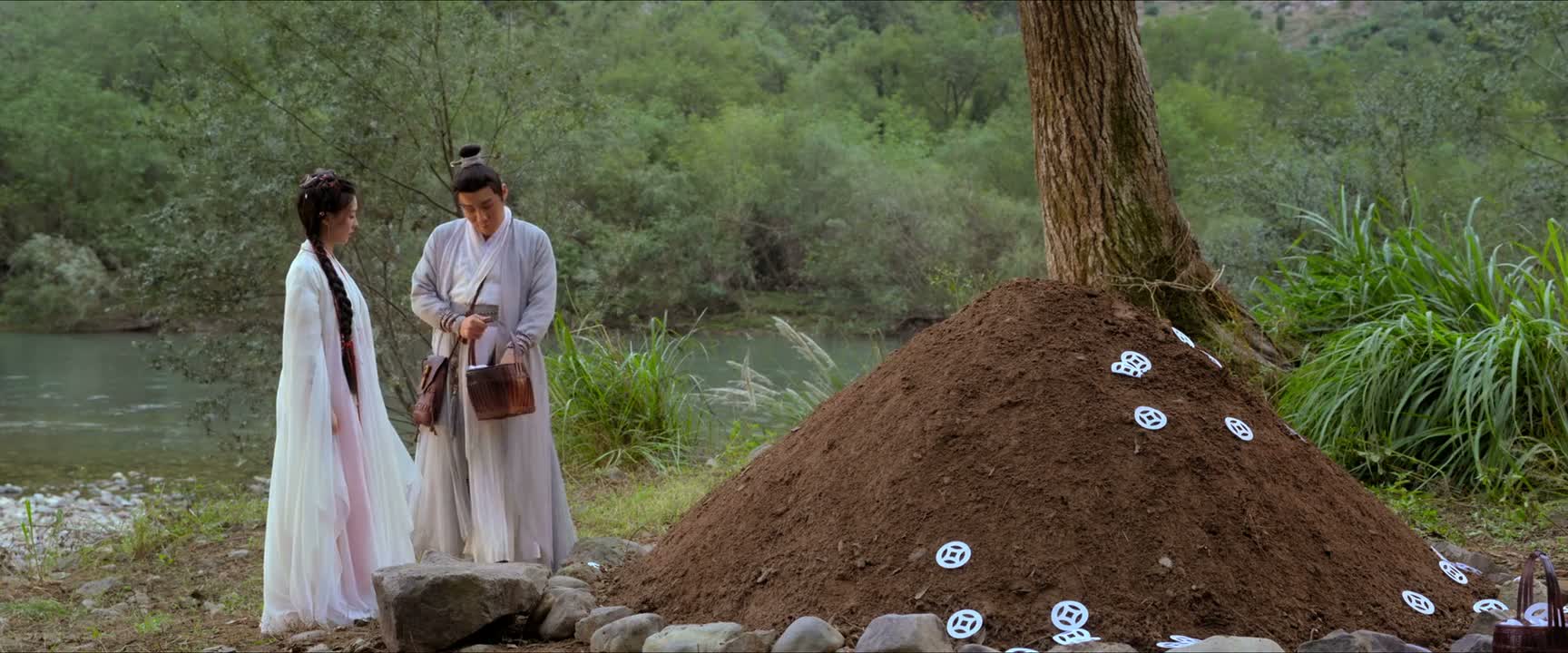 得边撒着纸钱边喊