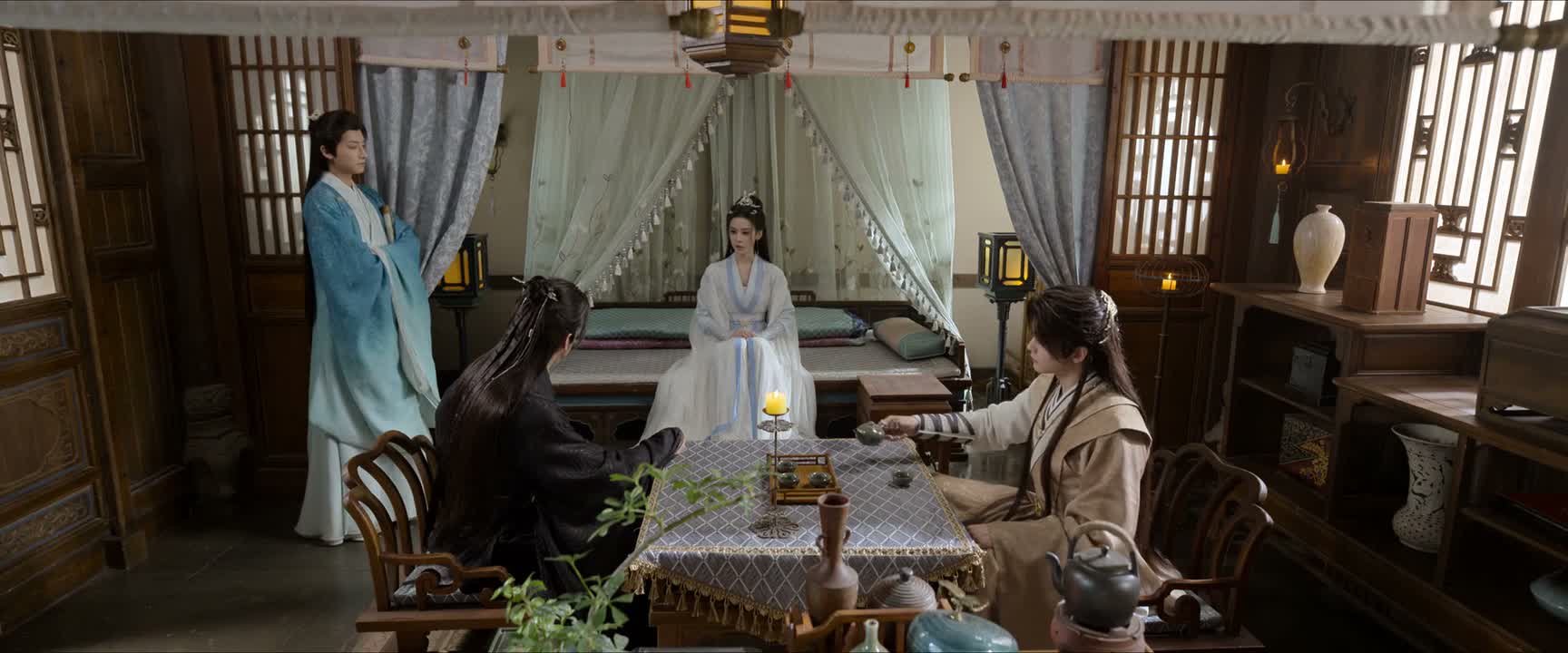 她平日里使一把弯刀