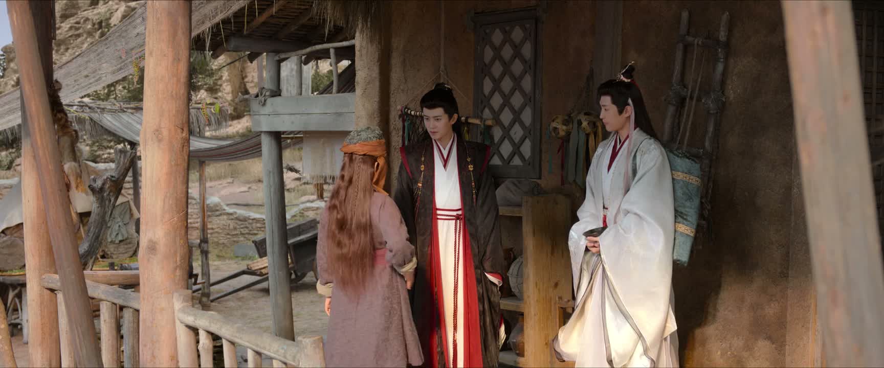 腰上都带着长剑