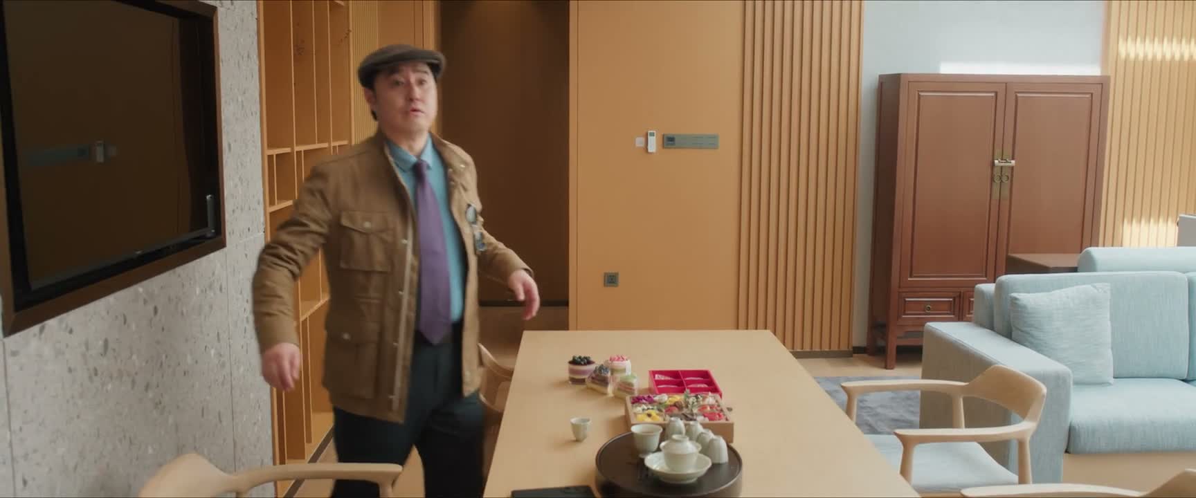不 闺女 你这 这 到屋里了 还戴个墨镜
