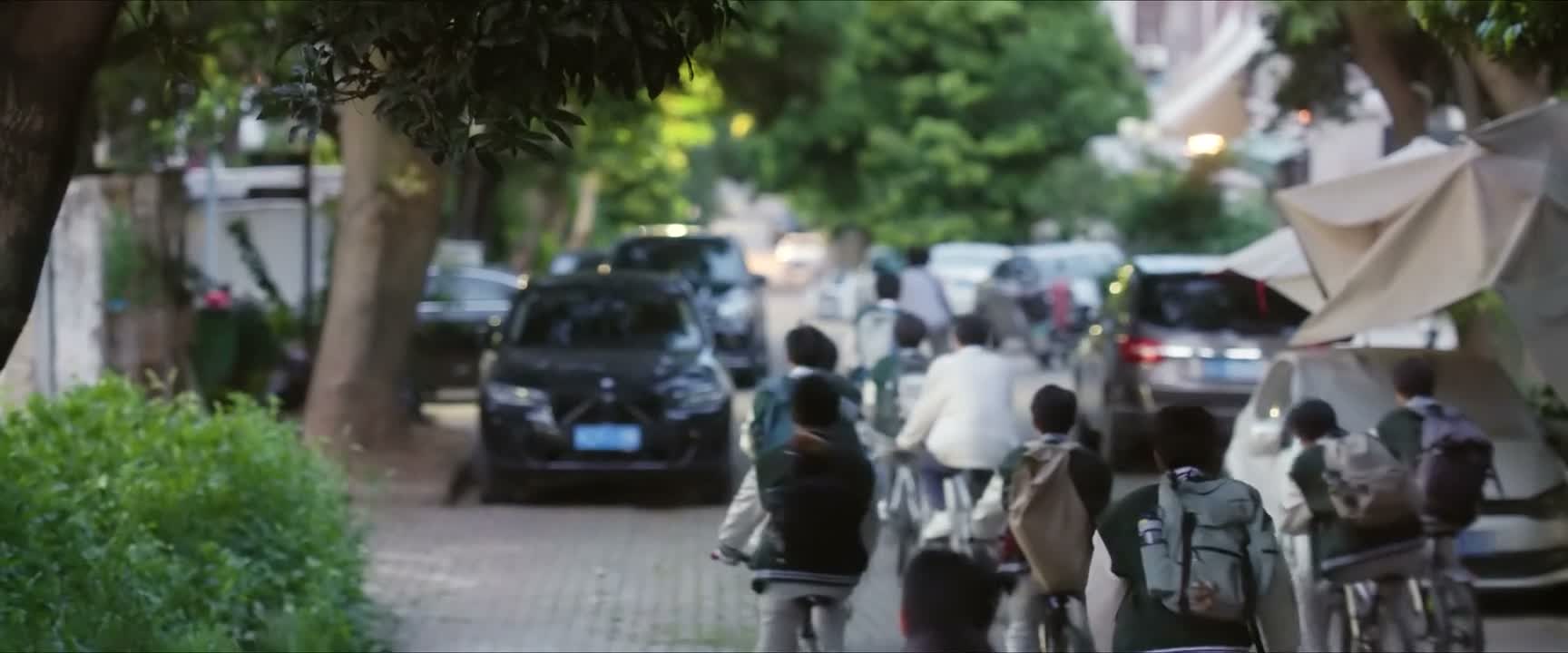你是不是又沉了 前面骑快点儿 别挡道
