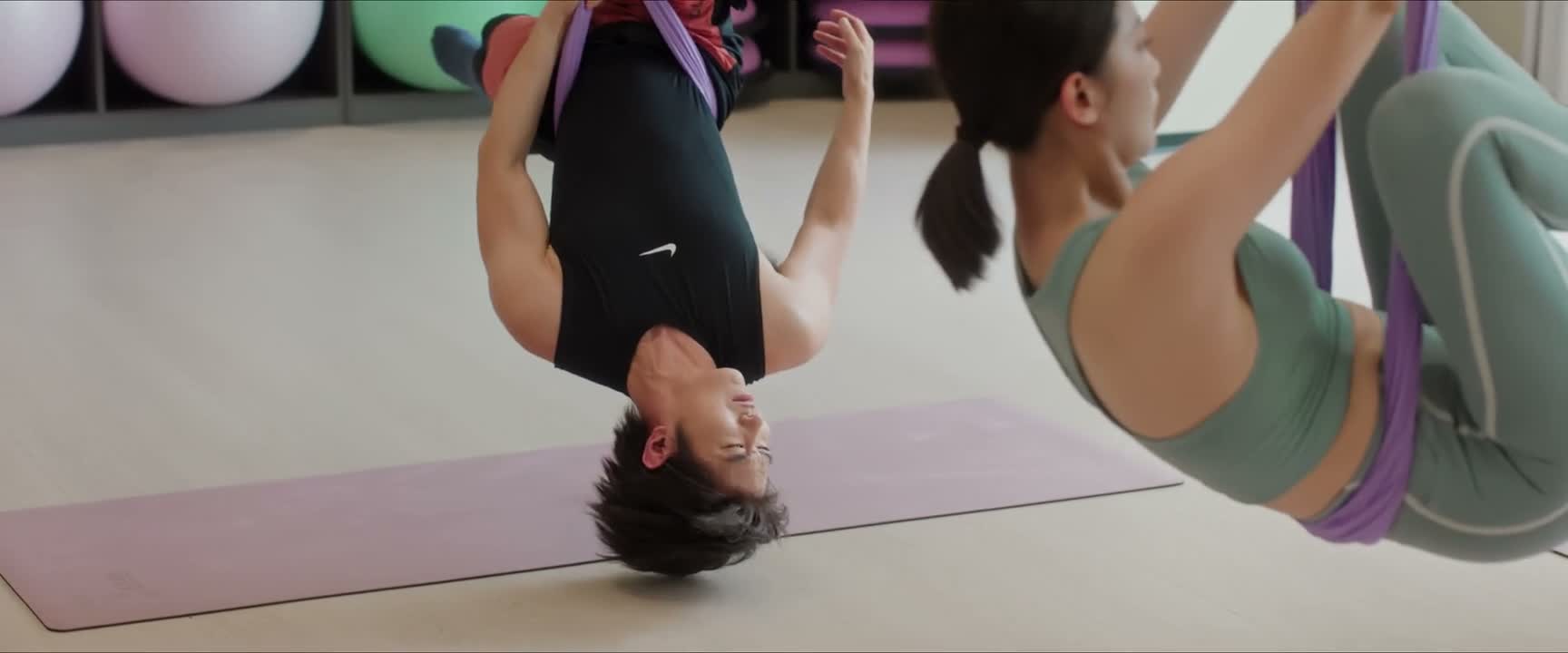 右腿在前 左腿向后