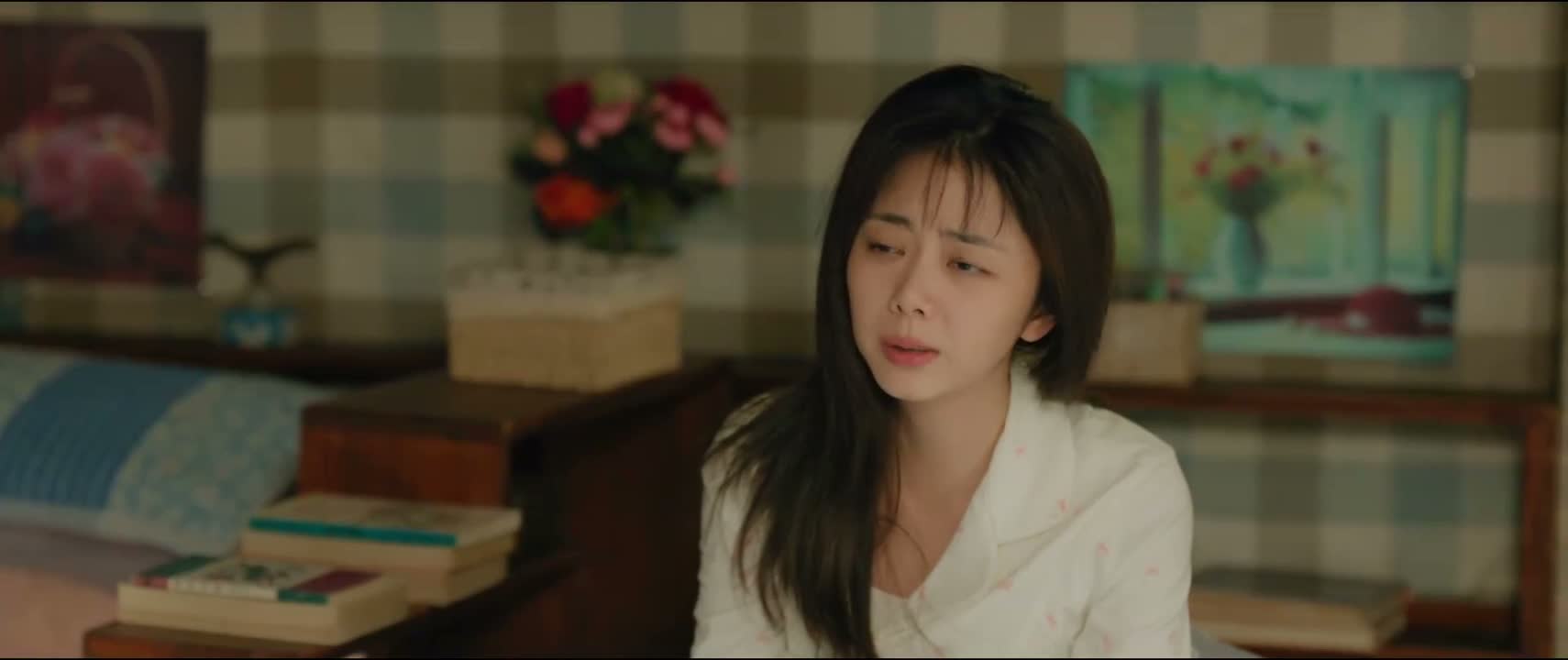 她被一群人欺负 一声不吭