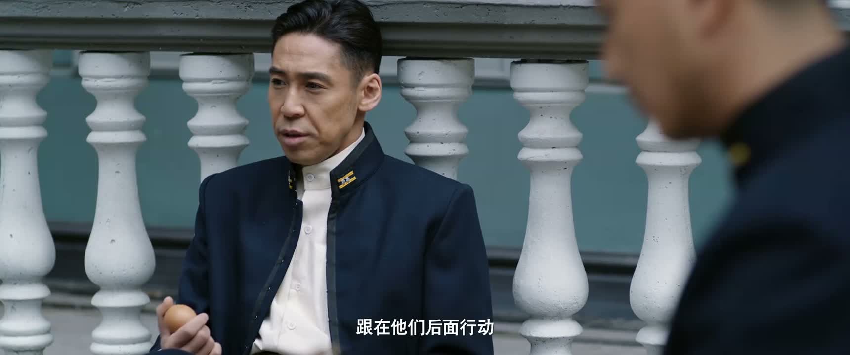 跟在他们後面行动