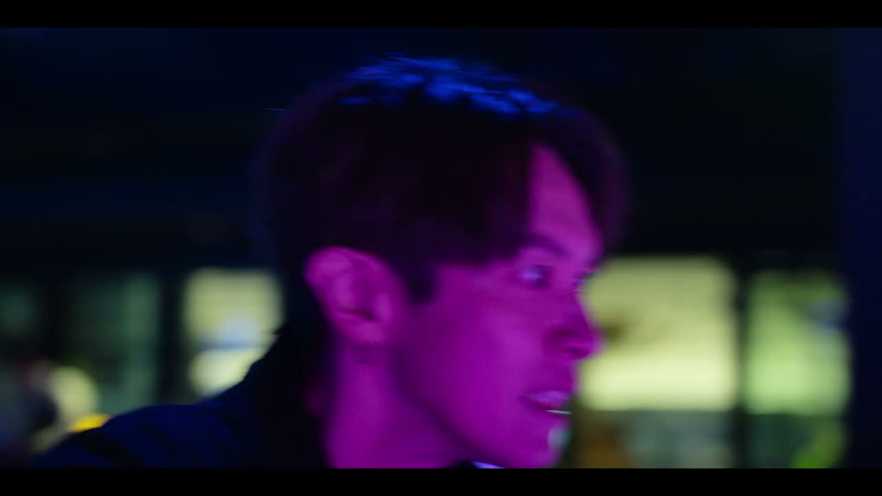 你敢动我的人 我现在就让你下去!