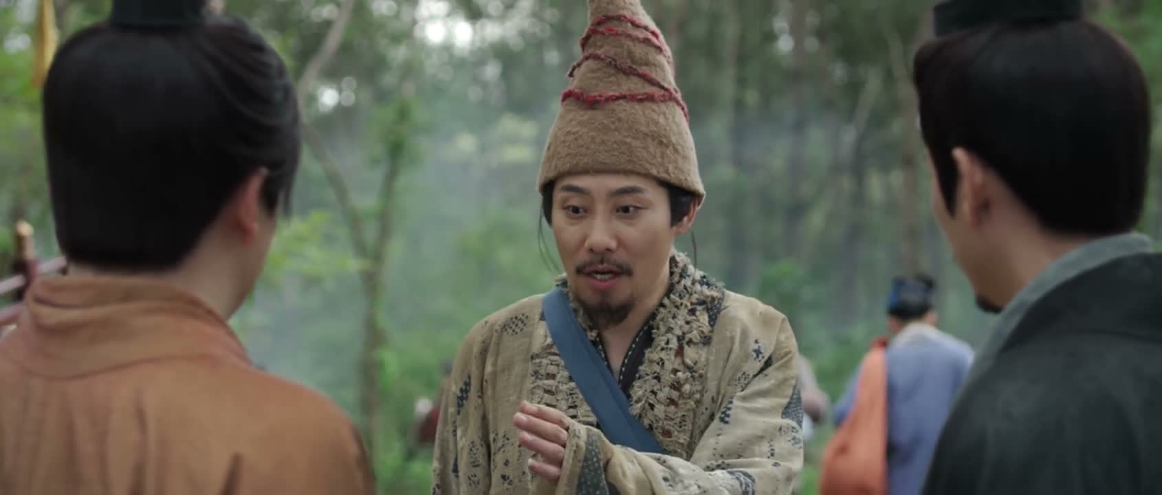 如果对方衣着华丽又仪态威严