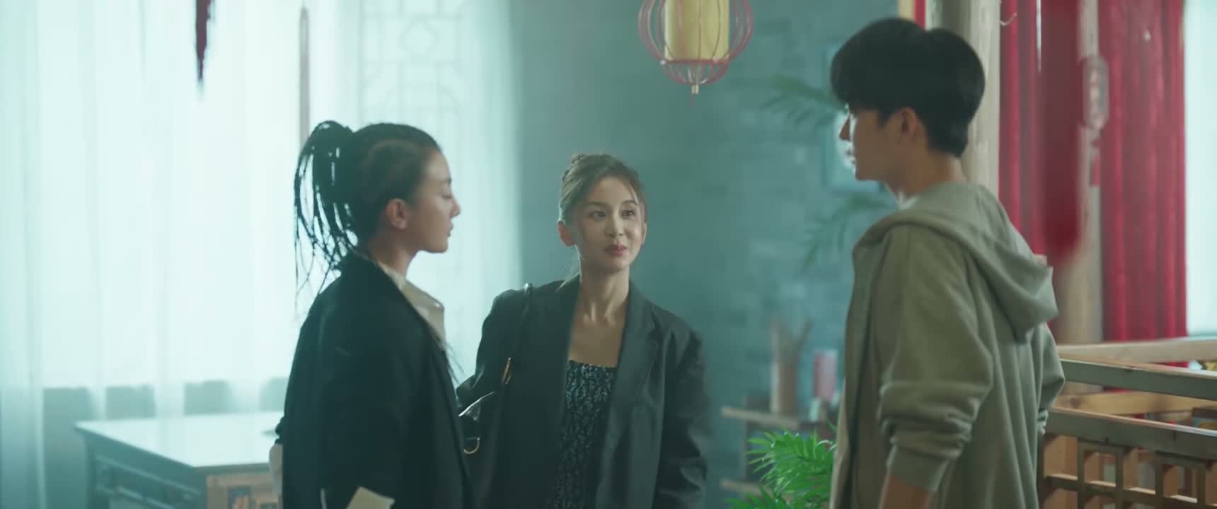 不介绍一下吗 这位是