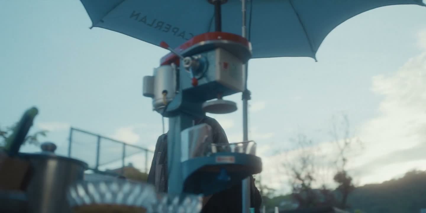 就在码头对面商店街的转角
