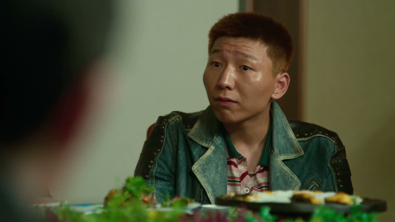 戴副眼镜 装得人模狗样的