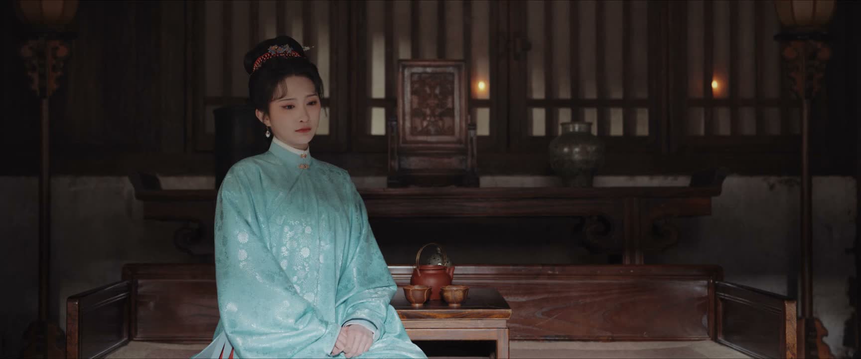 华儿怎么在这儿发呆呢