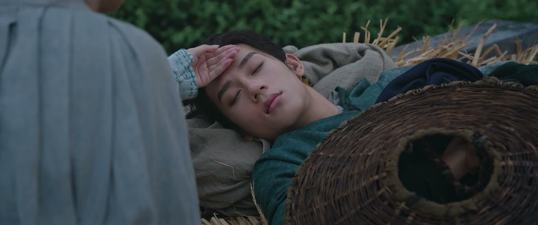 他发烧了 病得很重 醒一醒