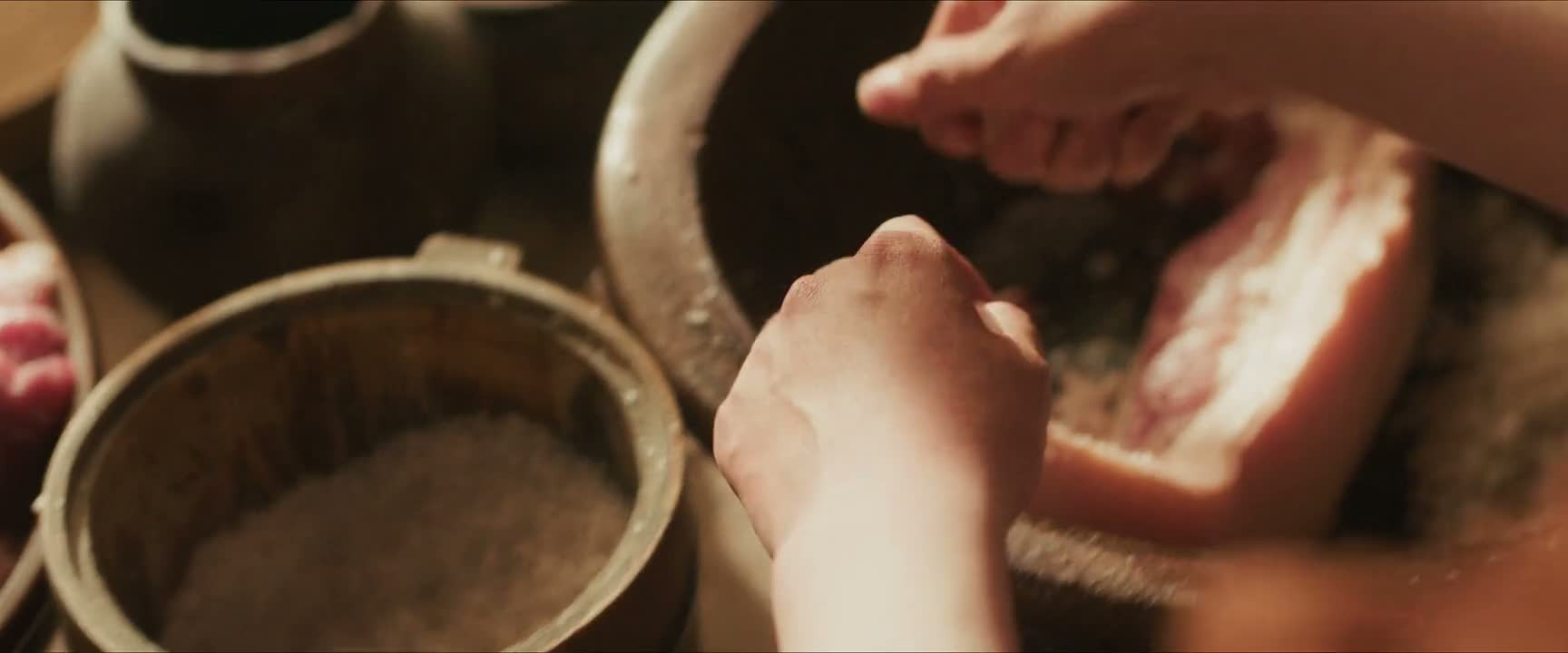 把这个盐均匀地铺在肉上