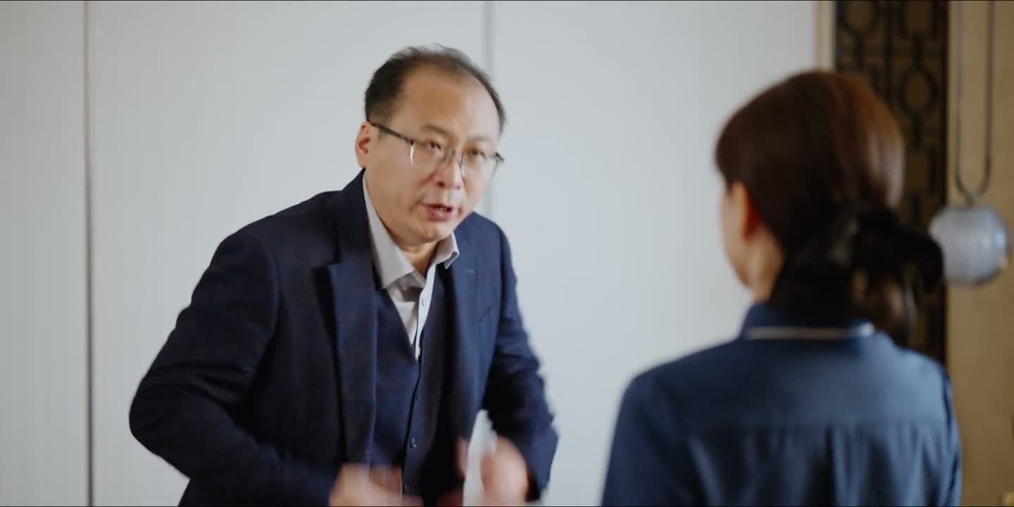 我要不要把简历拿出来给你看哪