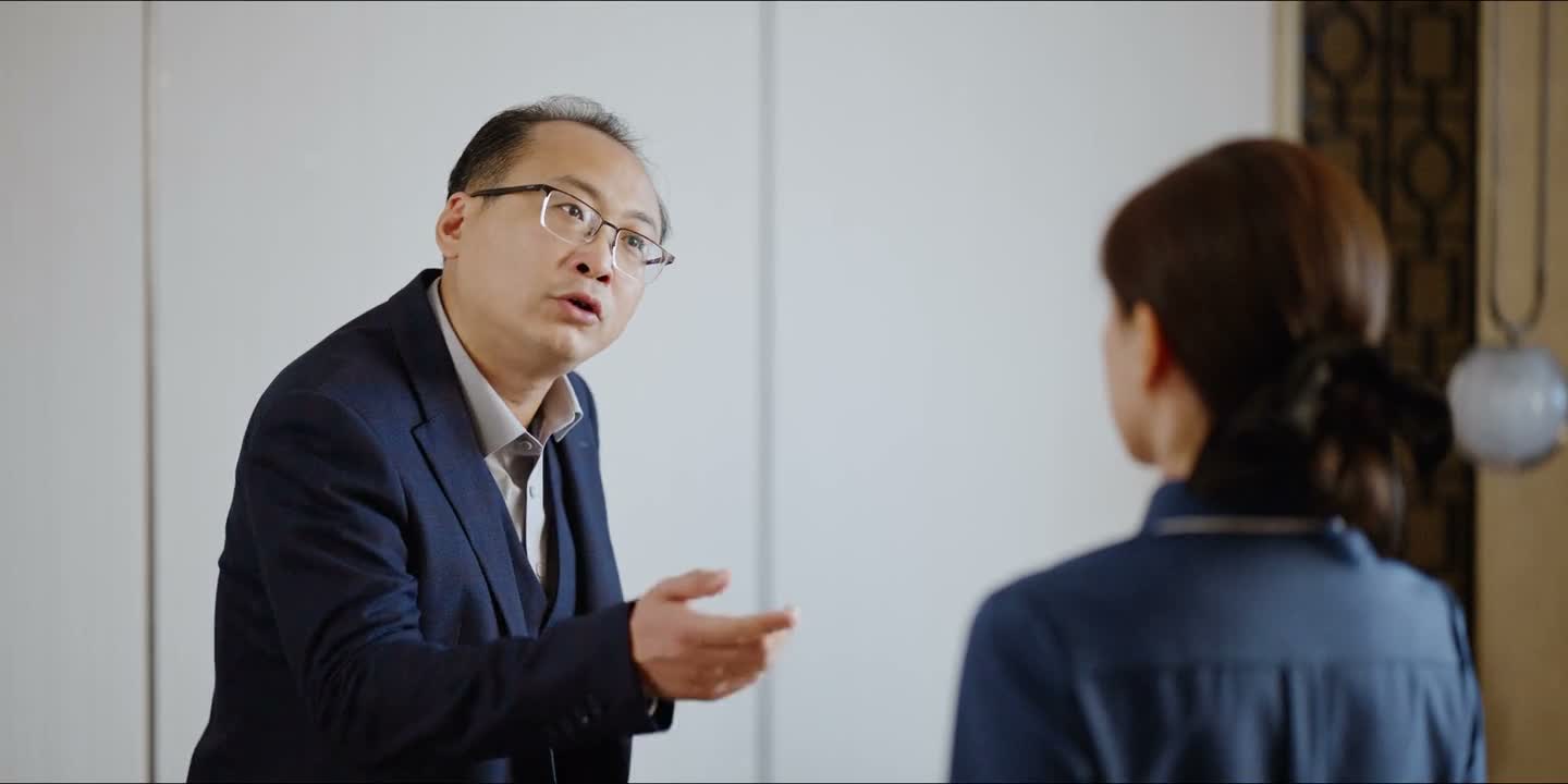 住酒店也要讲先来后到是吗