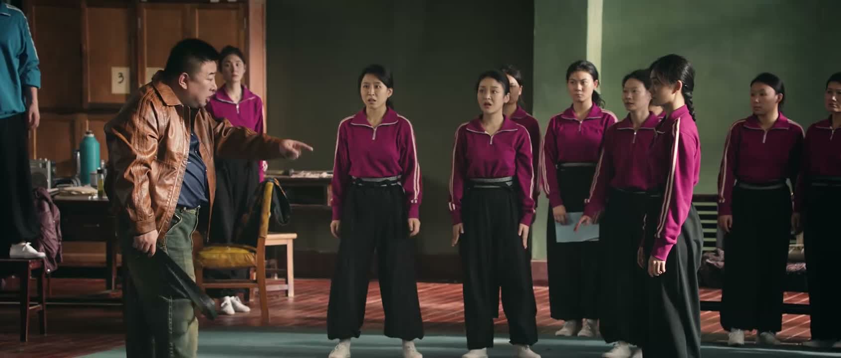 你凭啥站到这中间