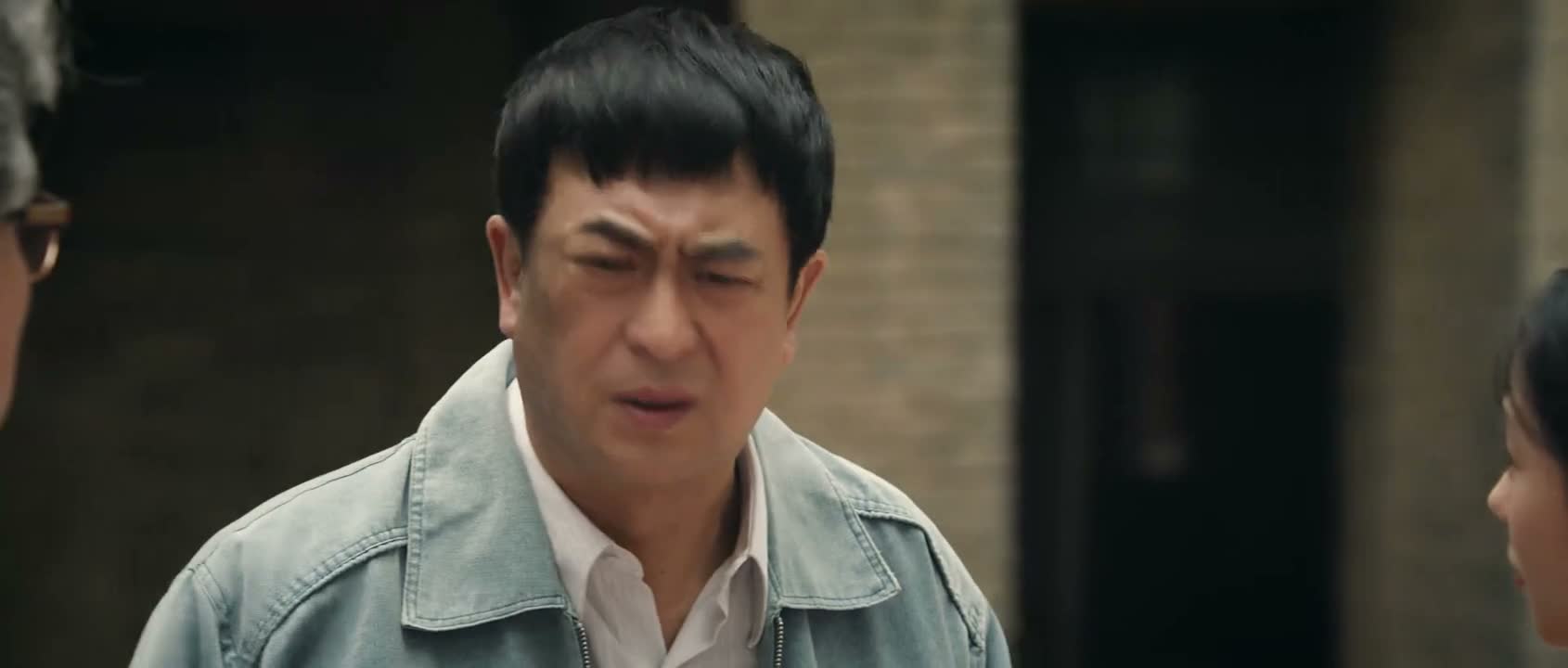 走 咱赶紧回 别立这儿