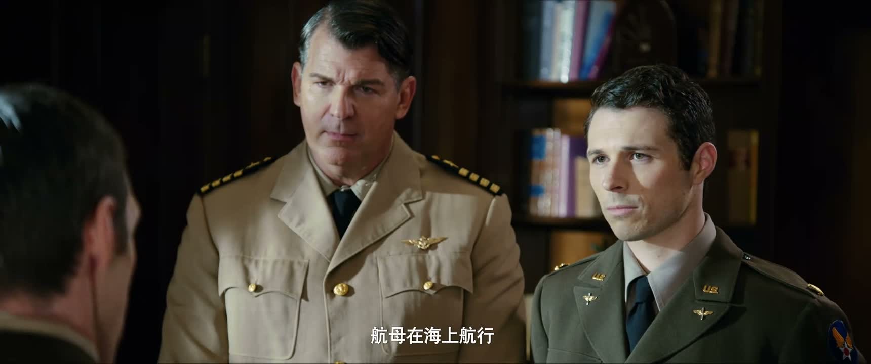 航母在海上航行