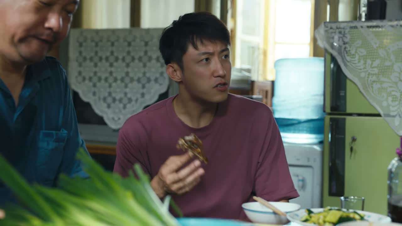 而且咱师父那以前拿过枪的手
