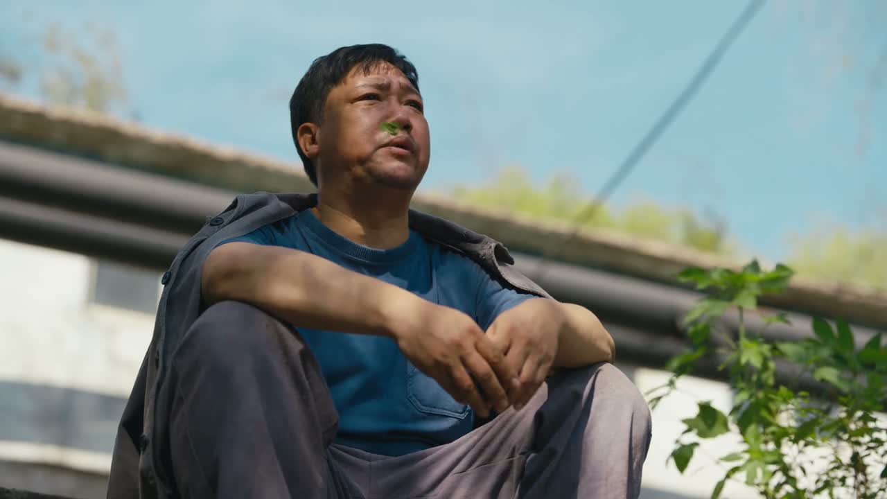 那得费老了唾沫星子了