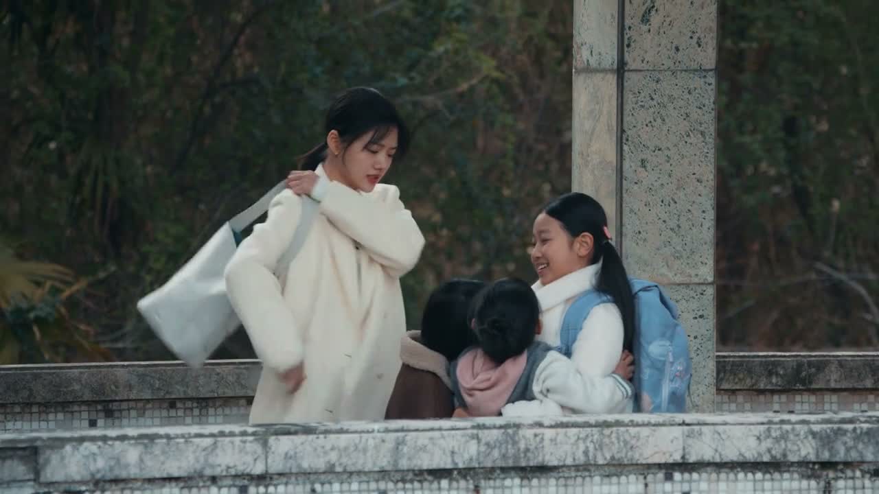 还真的躲在这了
