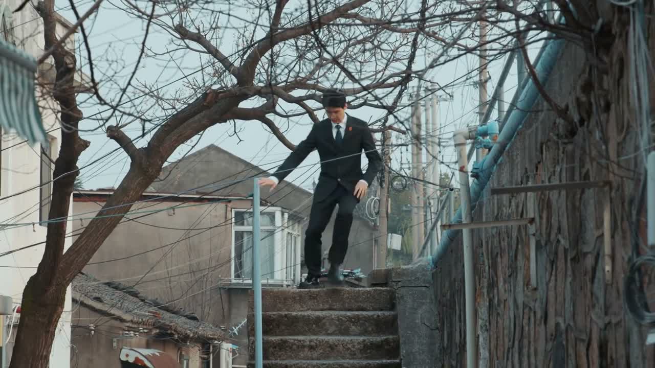 你说他能上哪去呀
