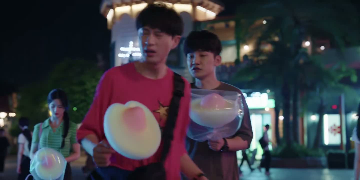 警告你 你给我离她远一点啊