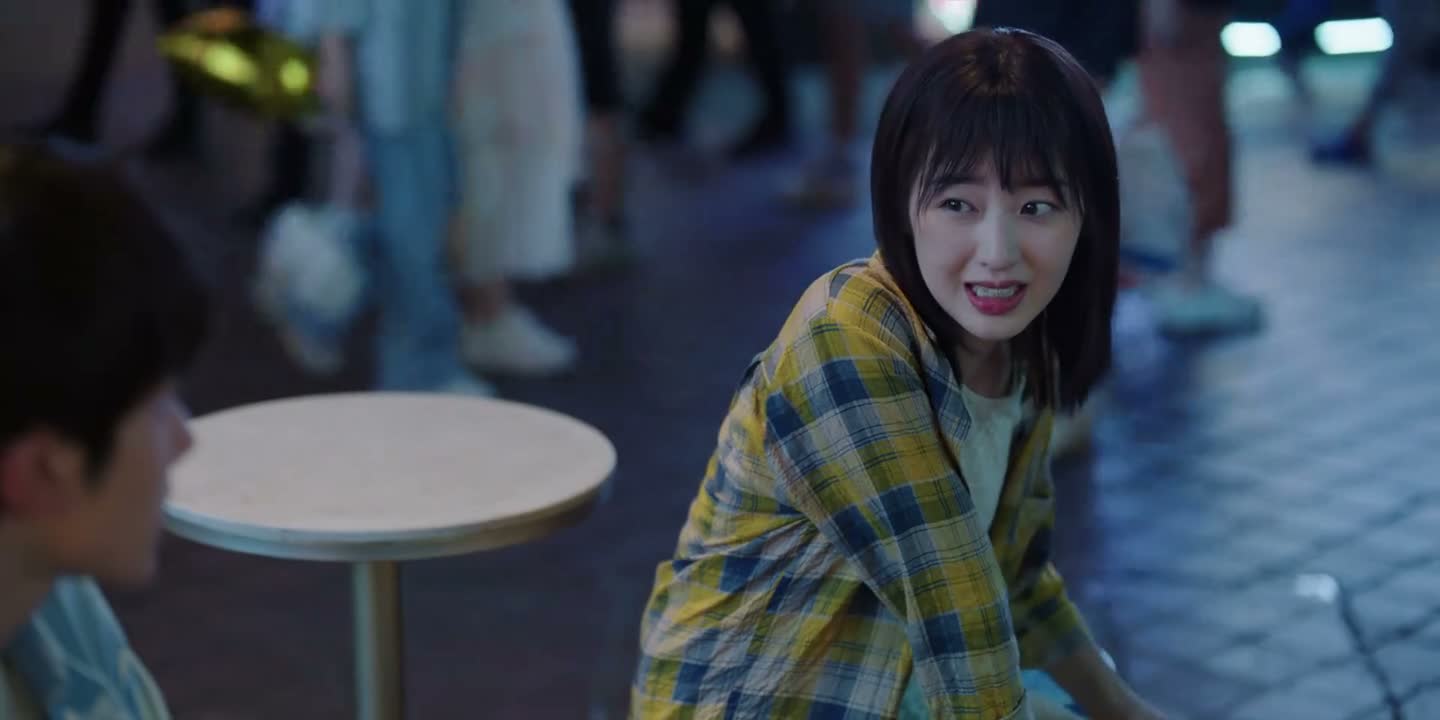 他刚刚一直在我眼前晃悠
