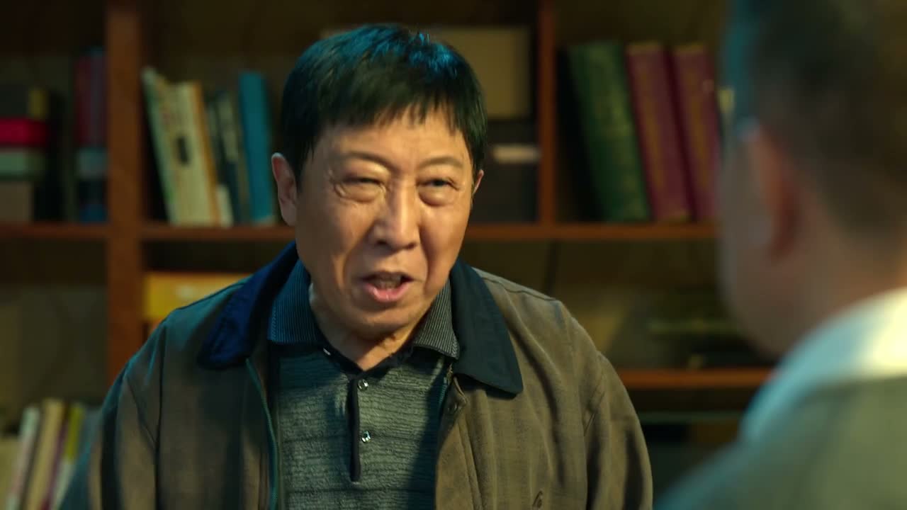 走那么近呢 放屁