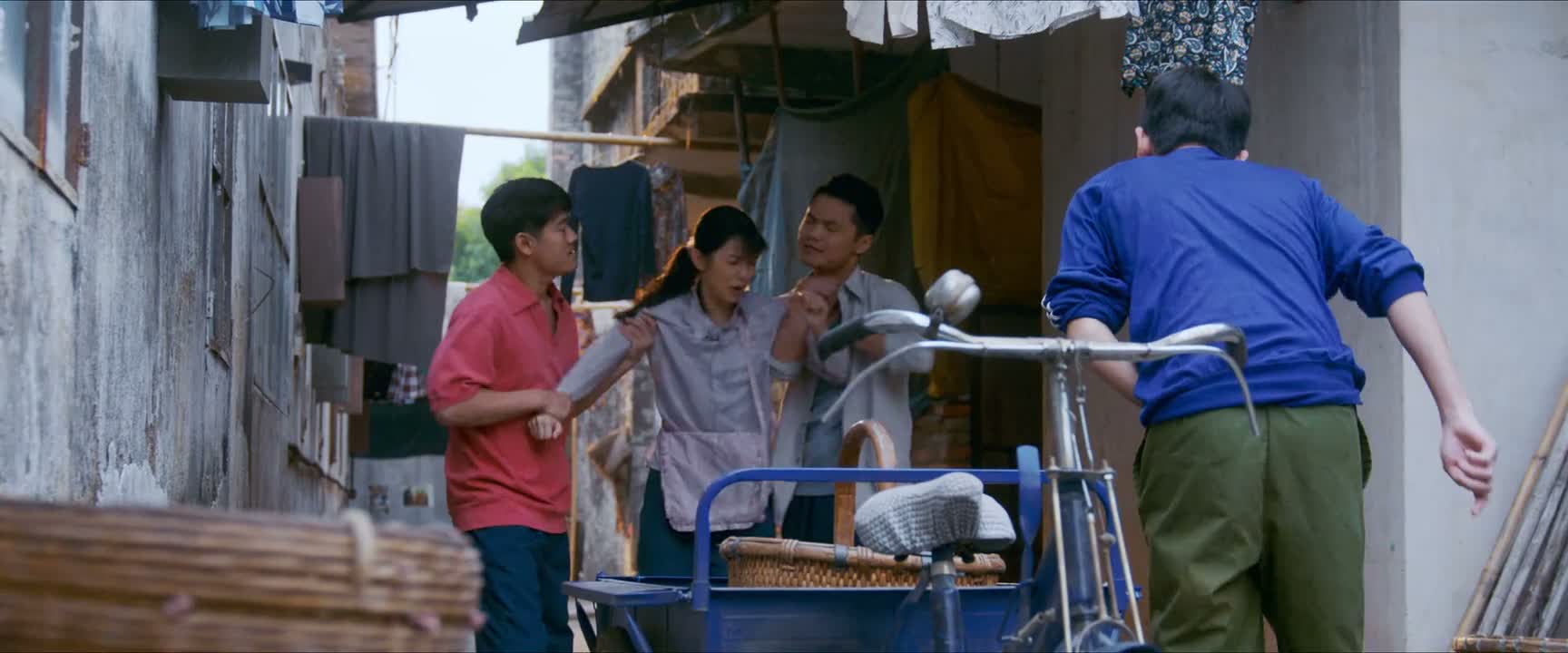 放开我 装啥贞洁烈妇
