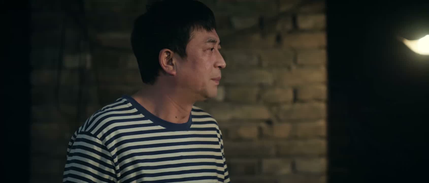 把那破衣服跟得紧呢