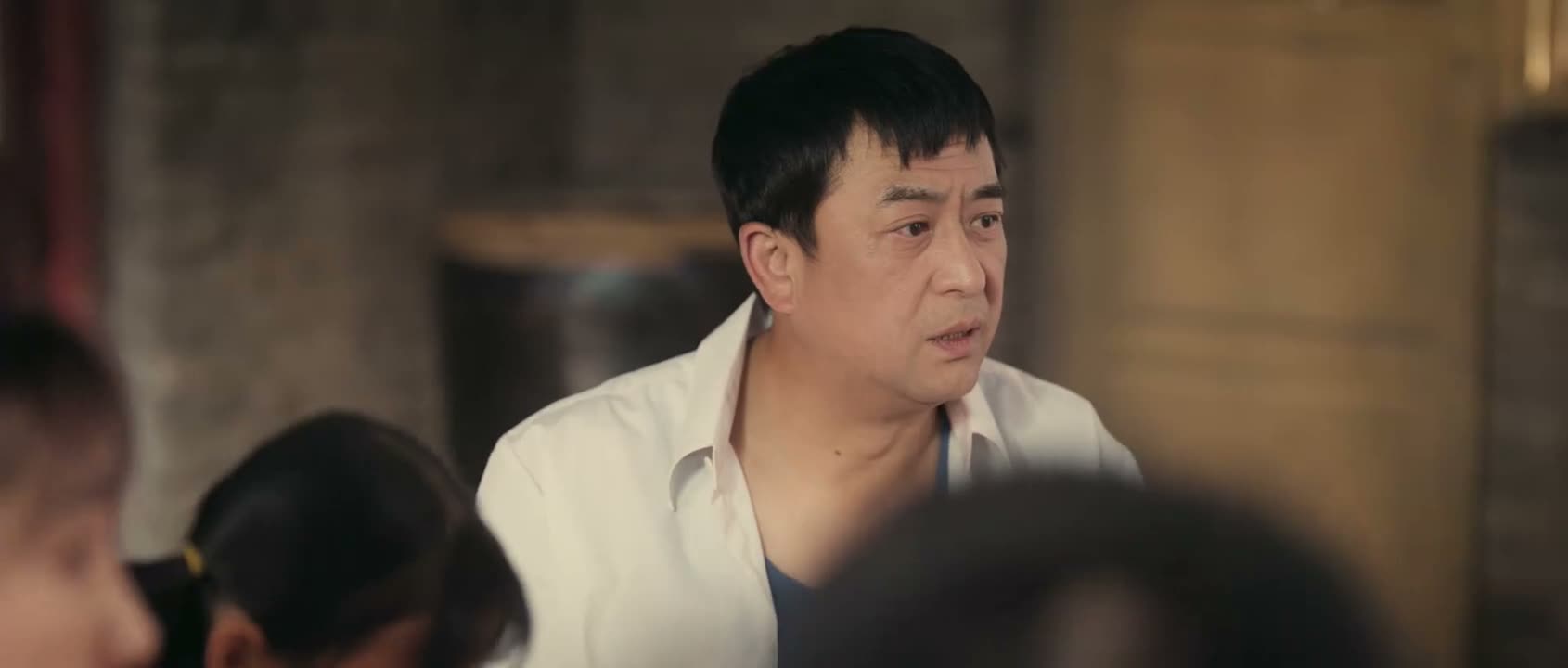 这都干啥呢 看啥呢 看娃吃馍呢