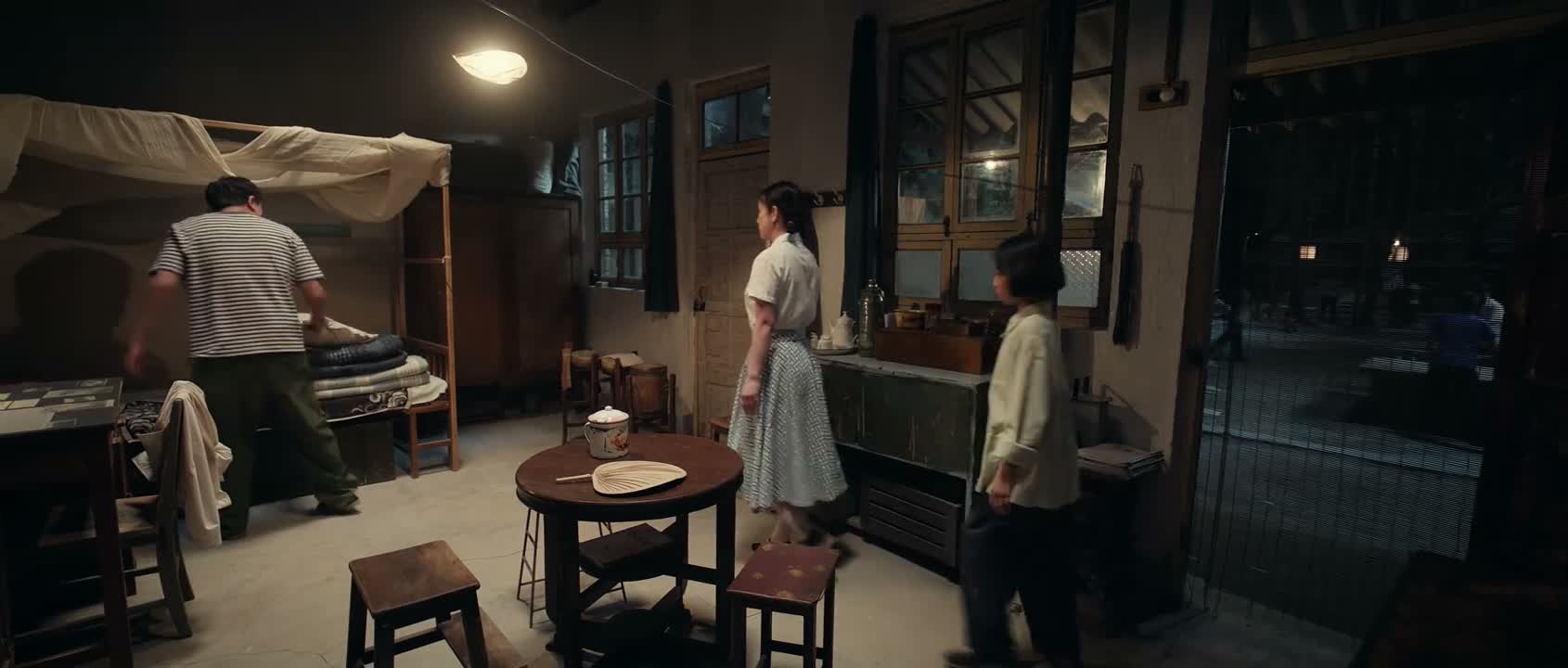 这弄啥 你靠墙睡啊