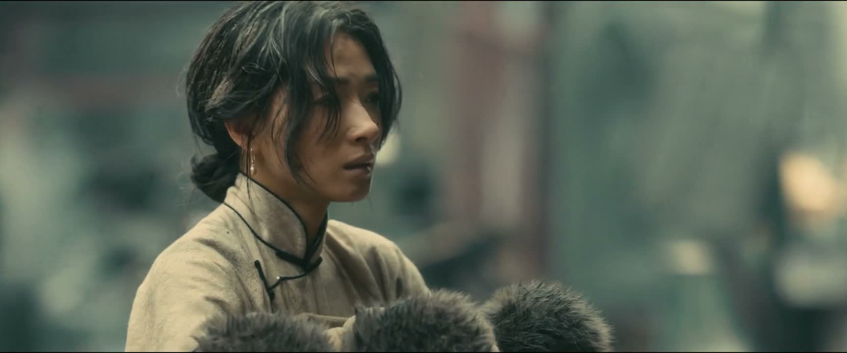 他刚刚出生 你让我们进去好吗 把门打开好吗