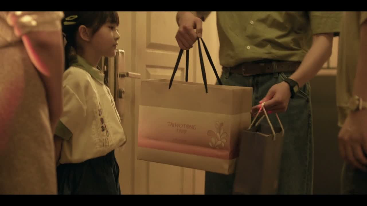 - 这是送给您的 - 太客气了