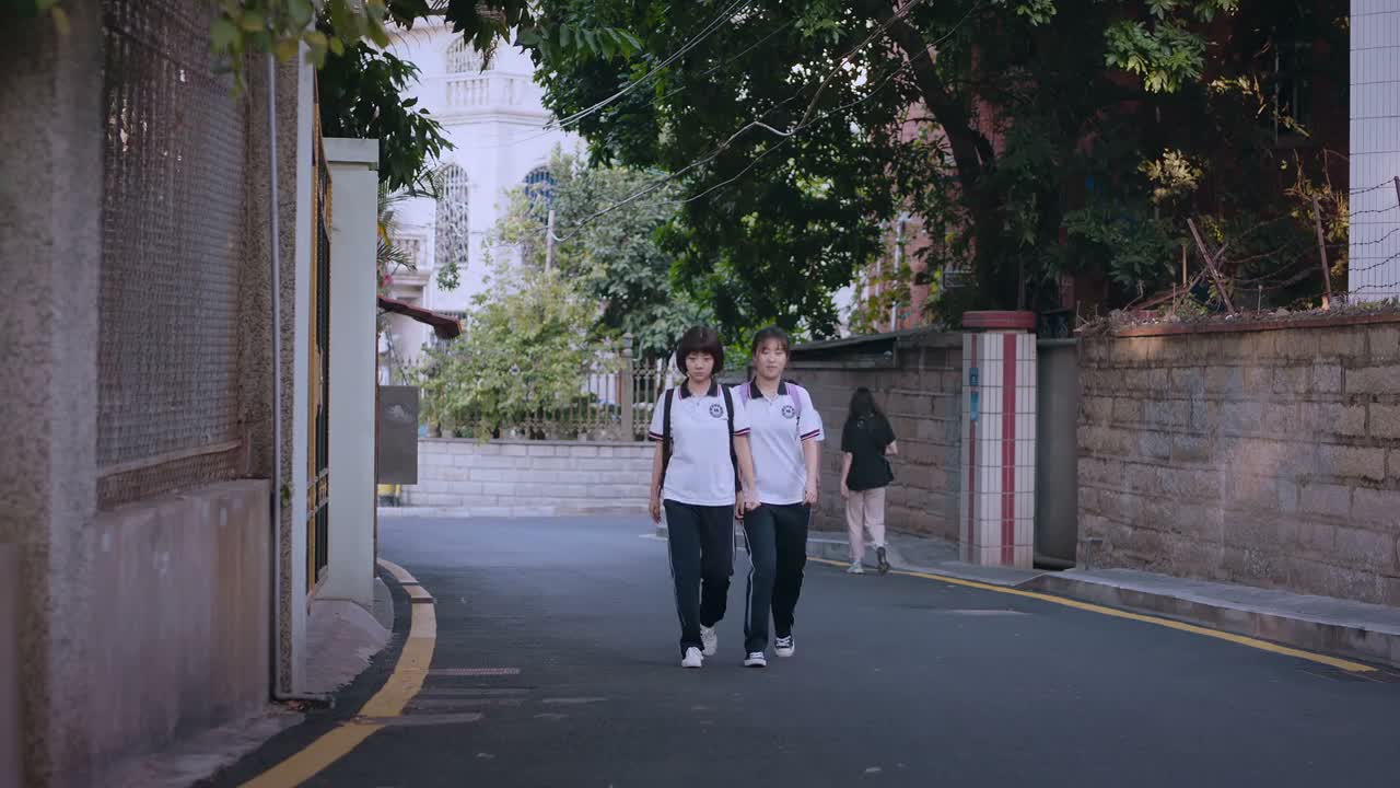 别生气 离我远点
