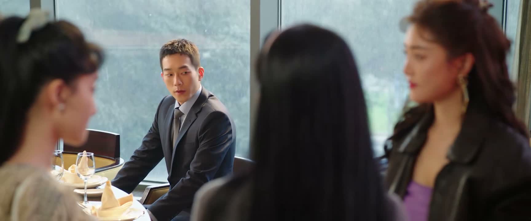 你这耳饰衬得你气色真好