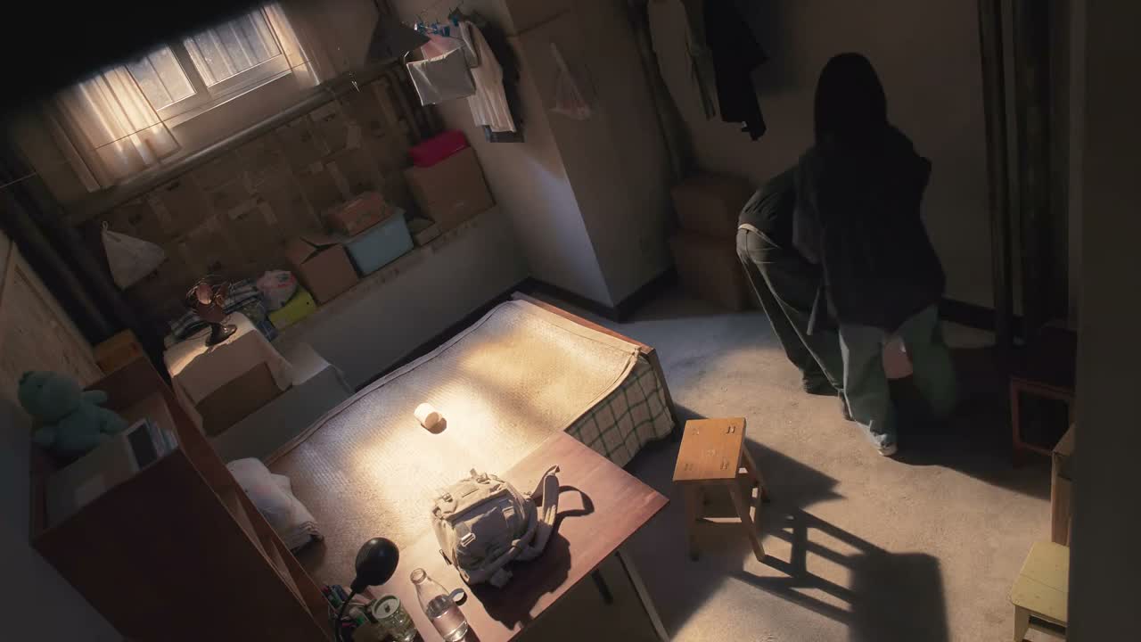 你坐那儿别动