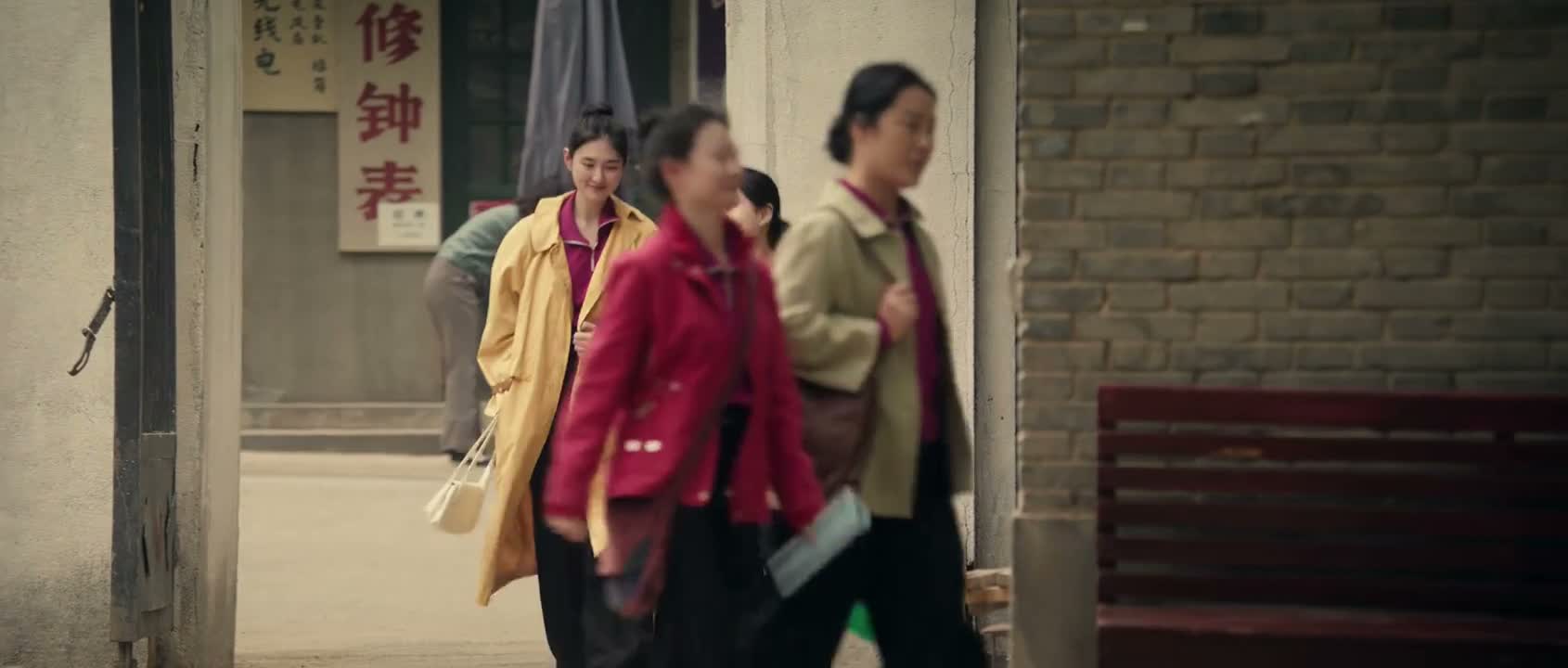 她还好意思在那儿笑